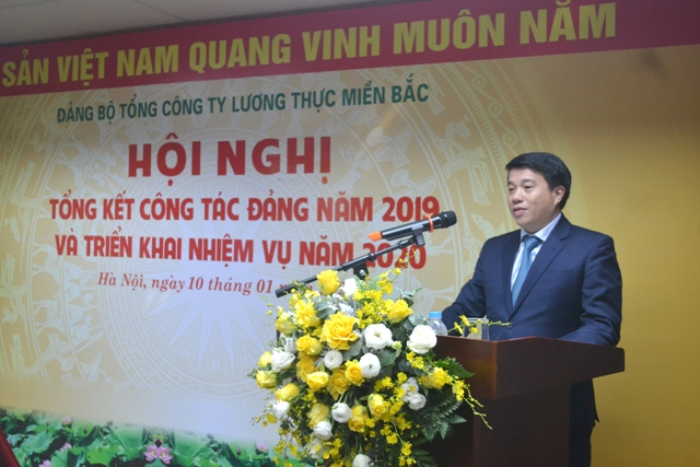 Đồng chí Y Thanh Hà Niê Kđăm - Ủy viên dự khuyết Trung ương Đảng, Bí thư Đảng ủy Khối phát biểu chỉ đạo tại hội nghị.